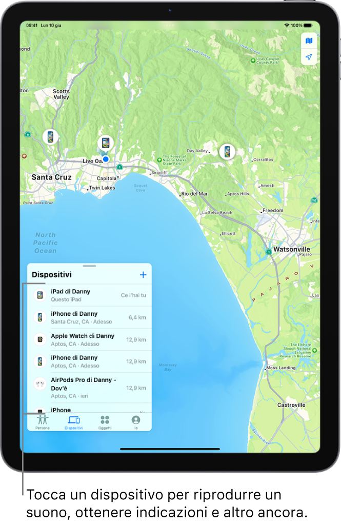 La schermata di Dov’è aperta sull’elenco Dispositivi. L’elenco dei dispositivi include “iPad di Daniele”, “iPhone di Daniele”, “Apple Watch di Daniele” e “AirPods Pro di Daniele”. Le loro posizioni sono mostrate su una mappa vicino a Santa Cruz.