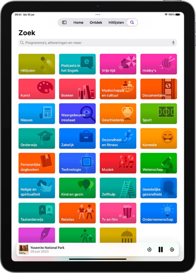 Het zoekscherm in de Podcasts-app met podcastcategorieën. Onder in het scherm staan de illustratie en titel van de aflevering, een knop om terug te spoelen, een pauzeknop en een knop om vooruit te springen.