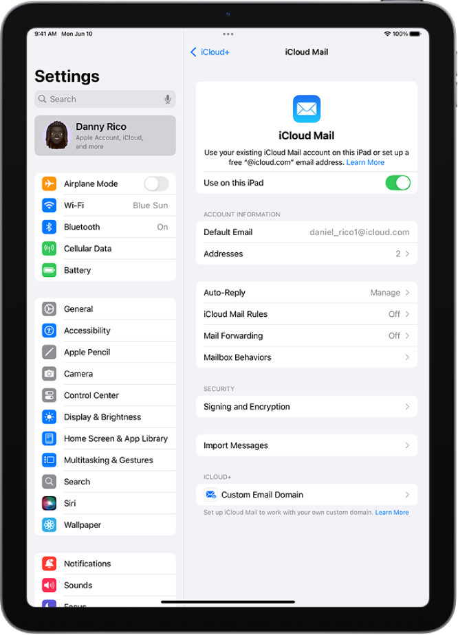 App Ajustes aberto na tela Mail do iCloud. Domínio de E‑mail Personalizado está na parte inferior do menu.