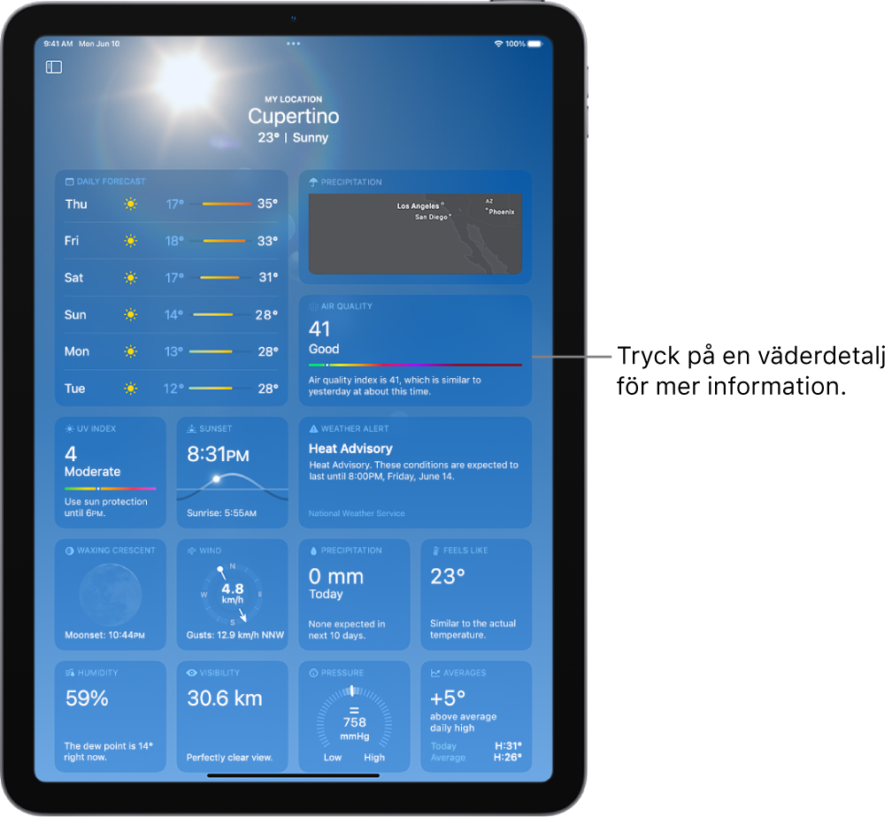 Skärmen Väder med platsen överst och under det aktuell temperatur och aktuellt väderförhållande. Resten av skärmen innehåller väderdetaljer som en tiodygnsprognos, en nederbördskarta, månens position, vindriktning och -styrka, UV-index, tidpunkten för solnedgången, vad temperaturen känns som och en nederbördsprognos.