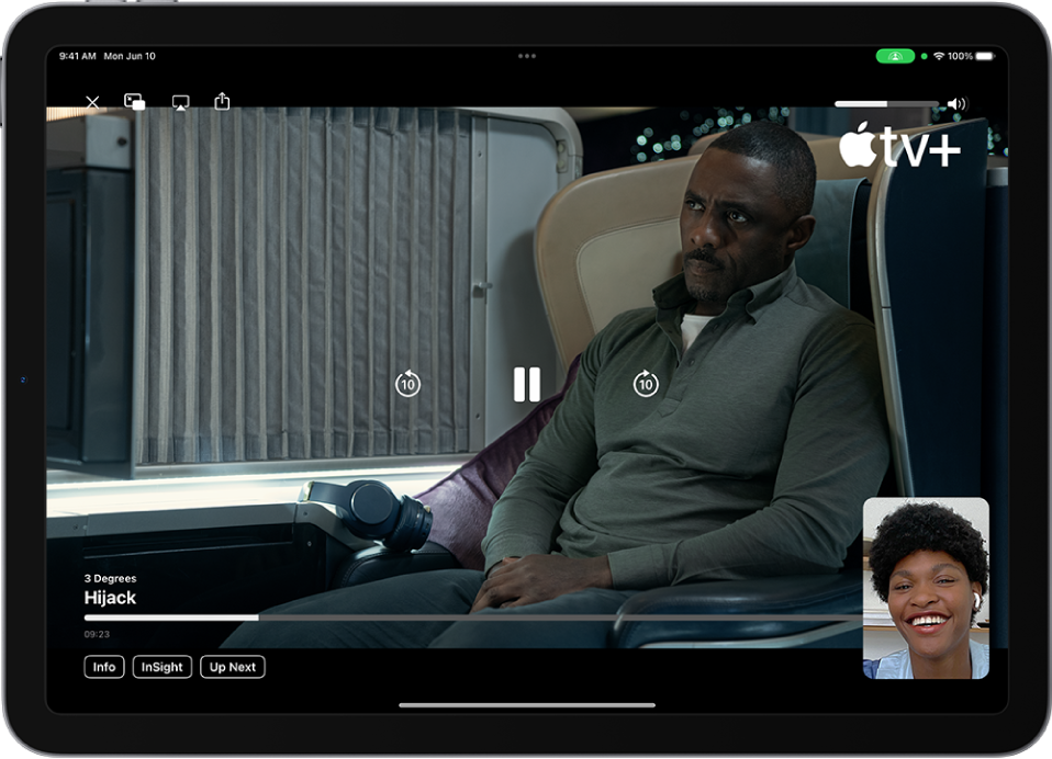การโทร FaceTime ที่แสดงเซสชั่น SharePlay ที่มีเนื้อหาวิดีโอ Apple TV+ ซึ่งถูกแชร์อยู่ในการโทร คนที่แชร์เนื้อหาแสดงอยู่ในหน้าต่างขนาดเล็ก วิดีโอเติมจนเต็มหน้าจอที่เหลือ และตัวควบคุมการเล่นอยู่ด้านบนสุดของวิดีโอ