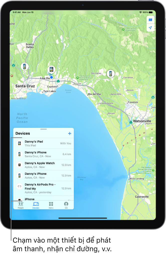 Màn hình Tìm mở đến danh sách Thiết bị. Các thiết bị được liệt kê bao gồm iPad của Danny, iPhone của Danny, Apple Watch của Danny và AirPods Pro của Danny. Vị trí của chúng được hiển thị trên bản đồ gần Santa Cruz.
