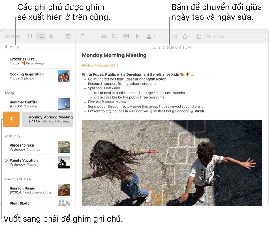 Một cửa sổ ứng dụng Ghi chú trên máy Mac với danh sách ghi chú ở bên trái, các ghi chú được ghim ở đầu danh sách ghi chú và nút Ghim trên một ghi chú. Nội dung của ghi chú đó sẽ xuất hiện ở bên phải với ngày ở trên cùng; bấm vào ngày để chuyển đổi giữa ngày tạo và ngày sửa.