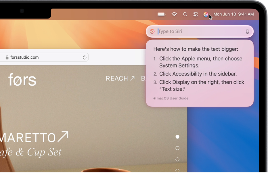 A la part superior dreta de l’escriptori del Mac es mostra la icona de Siri a la barra de menús i el camp “Escriu a Siri” amb les instruccions, proporcionades per Siri, per fer el text més gran.