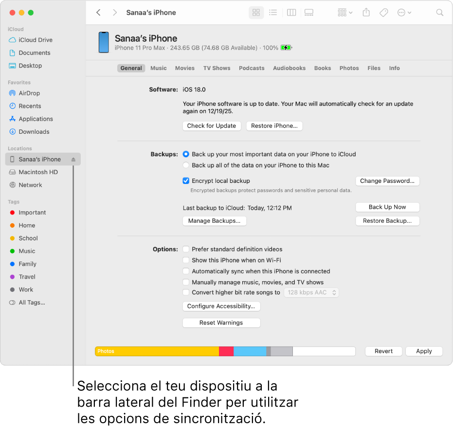 Un dispositiu seleccionat a la barra lateral del Finder i les opcions de sincronització que apareixen a la finestra.