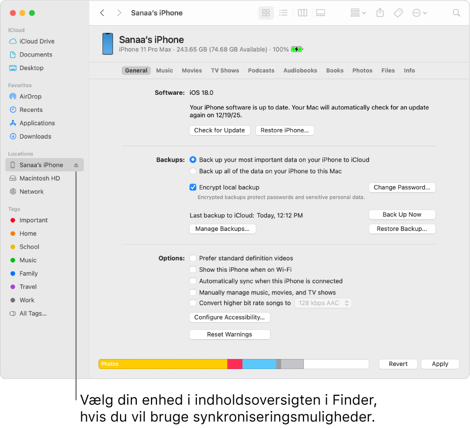 I vinduet ses en enhed, der er valgt i indholdsoversigten i Finder, og synkroniseringsindstillinger.