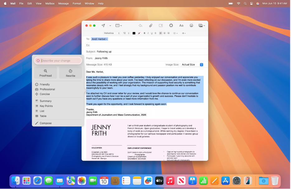 Una ventana de la app Mail en la Mac mostrando texto seleccionado en un correo con el cuadro de diálogo de las herramientas de escritura abierto. El cuadro de diálogo de las herramientas de escritura con los botones Revisar y Reescribir en la parte superior. Debajo están las opciones de tono Amistoso, Profesional y Conciso, y en la parte inferior están los botones Resumir, Puntos clave, Tabla y Lista.