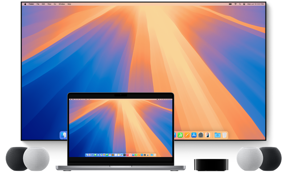 Una computadora Mac y dispositivos a los que puede transmitir contenido mediante AirPlay, por ejemplo, un Apple TV, dos bocinas HomePod mini y una televisión inteligente.