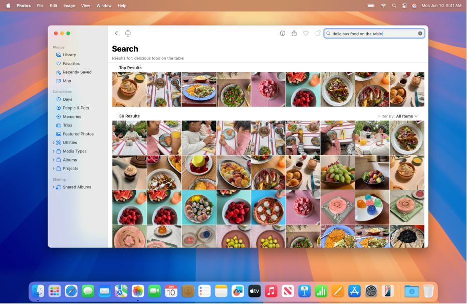 Desktop Mac yang menampilkan app Foto. Bidang pencarian menampilkan pencarian dengan bahasa alami, dengan hasil pencarian dari perpustakaan di bawah.