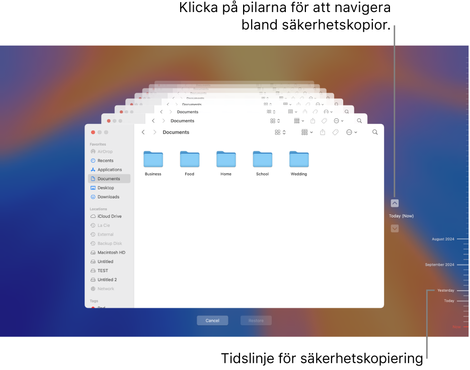 Time Machine-fönstret visar flera Finder-skärmar travade ovanpå varandra som representerar säkerhetskopieringar med pilar för navigering. Pilar och tidslinjen för säkerhetskopiering till höger hjälper dig att navigera mellan säkerhetskopiorna så att du kan välja vilka filer du vill återskapa.