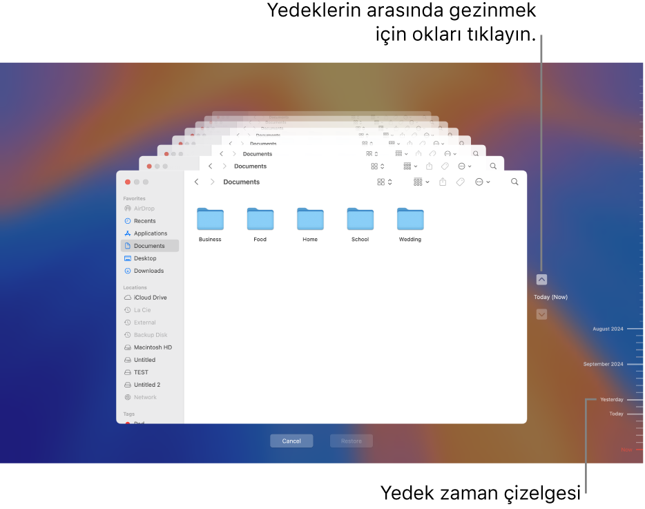 Dolaşma okları ile birlikte yedeklemeleri temsil eden yığılmış çok sayıda Finder ekranını gösteren Time Machine penceresi. Sağ taraftaki oklar ve yedekleme zaman ekseni hangi dosyaların geri yükleneceğini seçebilmek amacıyla yedeklemelerinizde dolaşmanıza yardımcı olur.