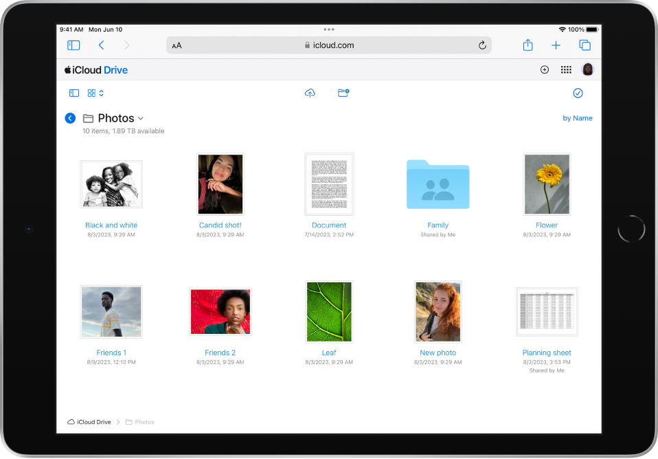 Sur un iPad, iCloud Drive est ouvert sur iCloud.com et affiche un dossier contenant des photos et documents.