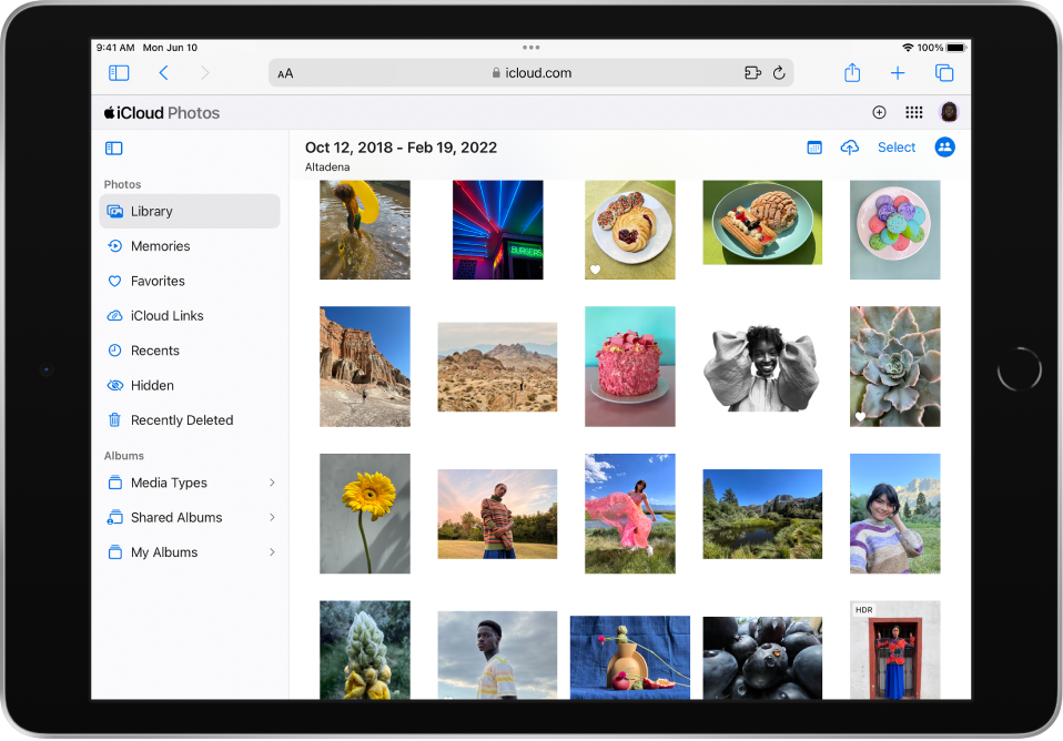 iCloud-bilder er åpen på iCloud.com på en iPad og viser et bibliotek med en samling bilder.