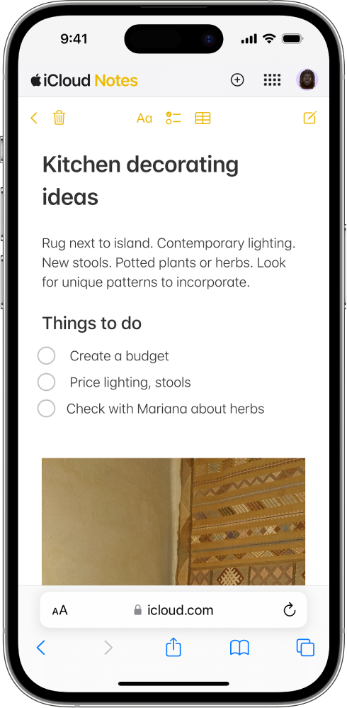 Nota iCloud dibuka di iCloud.com pada iPhone dan menunjukkan nota dengan foto dan senarai semak.