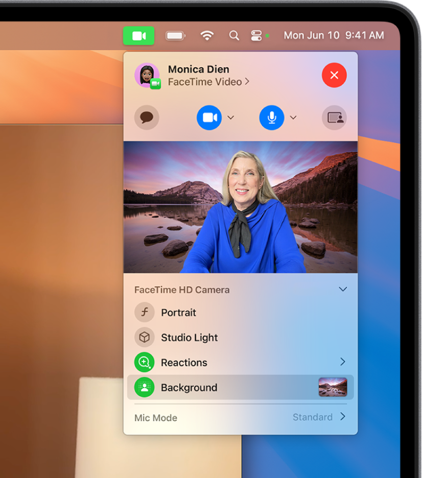 Una finestra di FaceTime che mostra una persona che partecipa a una videochiamata con un paesaggio montano sullo sfondo. Le opzioni Reazioni e Sfondo sono abilitate.