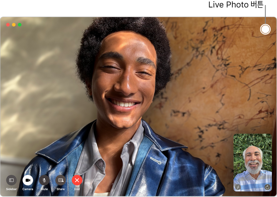 일대일 영상 통화 중에 FaceTime 윈도우. 윈도우의 오른쪽 상단 모서리에 Live Photo 버튼이 있음.