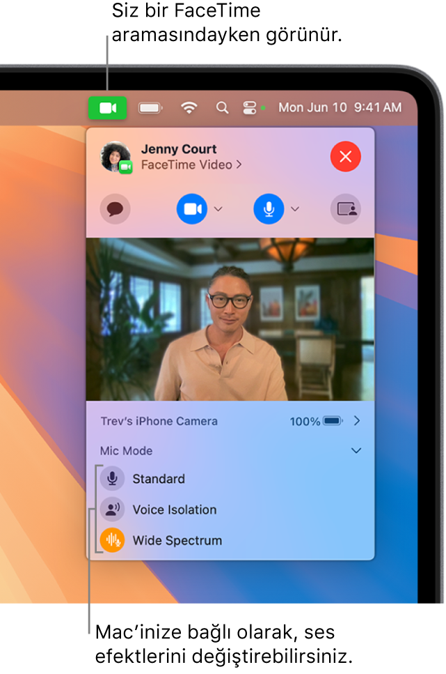 Mac ekranının sağ üst köşesindeki Denetim Merkezi, Video düğmesini (FaceTime aramasında olduğunuz sırada görünür) ve Mikrofon Modu seçeneklerini (Mac’inize bağlı olarak ses efektlerini değiştirir) gösteriyor.
