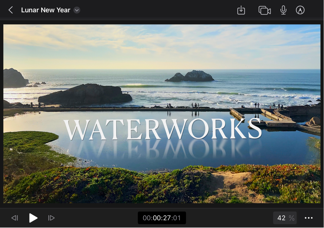 Ein über einen Videoclip gelegter Titel im Viewer mit den Wiedergabesteuerungen, dem Timecode, dem Steuerelement „Anzeigegröße“ und der Taste „Viewer-Optionen“ darunter.