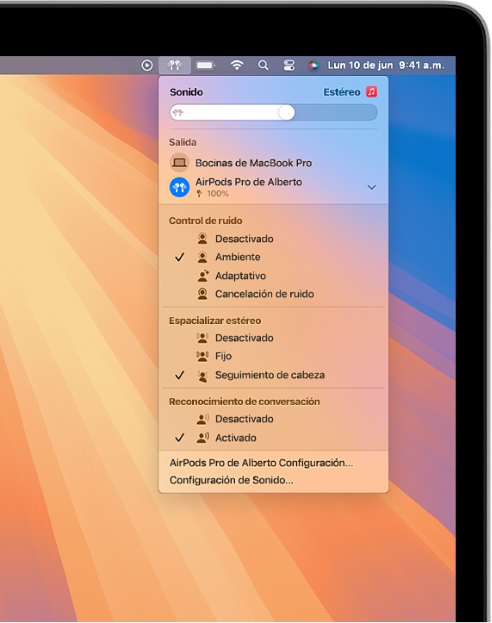 El ícono de los AirPods está seleccionado en la parte superior derecha de la barra de menús de la Mac. La configuración de unos AirPods Pro muestra que el modo Ambiente está seleccionado debajo de Control de ruido y que la opción Seguimiento de cabeza está seleccionada debajo de Especializar estéreo.