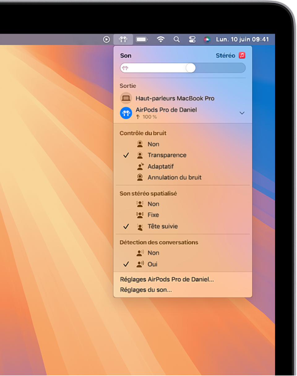 L’icône des AirPods est sélectionnée en haut à droite de la barre des menus d’un Mac. Pour les AirPods Pro, l’option Transparence est sélectionnée sous Contrôle du bruit, et l’option « Tête suivie » est sélectionnée sous Son stéro spatialisé.