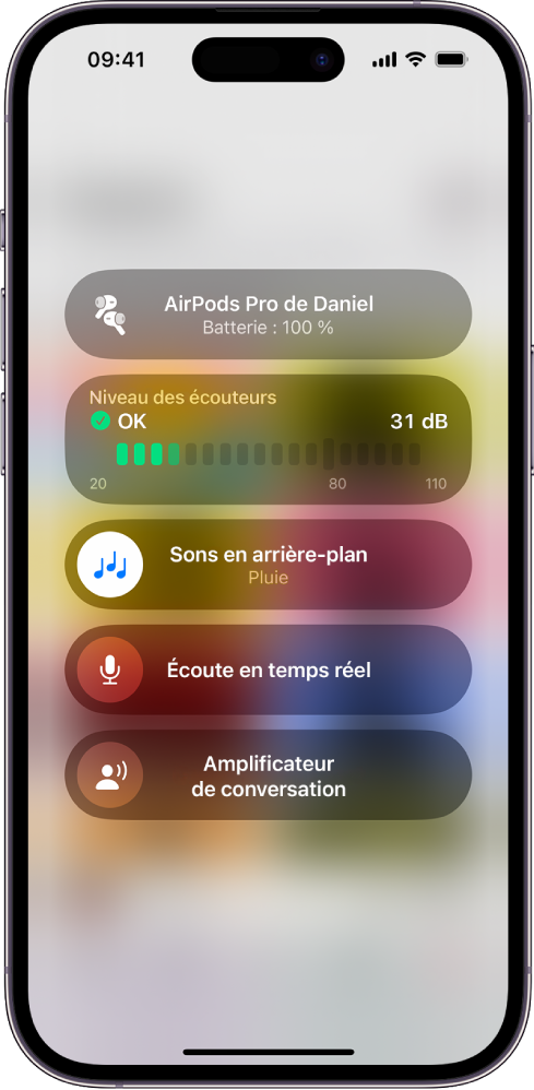 L’écran Appareils auditifs dans le centre de contrôle. De haut en bas, il affiche le volume des écouteurs en décibels, l’adaptation des écouteurs, les sons en arrière-plan, l’écoute en temps réel et l’amplificateur de conversation.