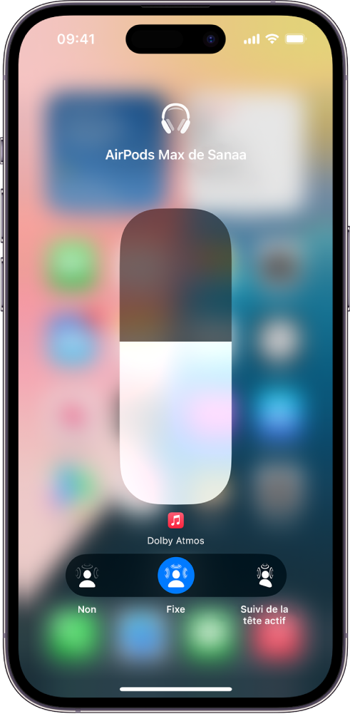 L’écran de volume dans le centre de contrôle affichant le niveau de volume des AirPods Max. En dessous de l’indicateur de volume figurent les options de l’audio spatial. Les options Non, Fixe et « Suivi de la tête actif » sont affichées.