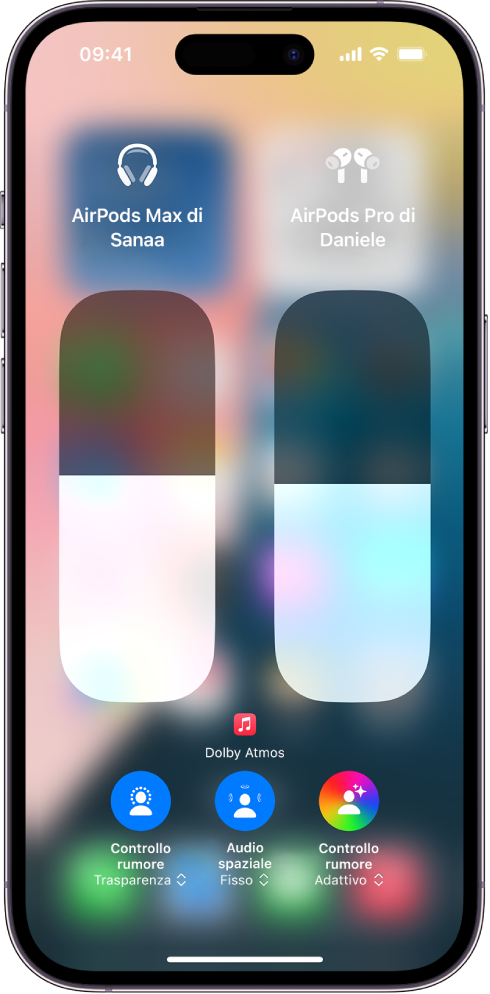 La schermata del volume di Centro di Controllo con il livello del volume di due coppie di AirPods. Sotto all’indicatore del volume, a sinistra, è visibile l’icona Controllo rumore/Trasparenza dove è attiva l’opzione Trasparenza. Sotto all’indicatore del volume, a destra, è visibile l’icona Controllo rumore/Trasparenza dove è attiva l’opzione “Controllo rumore”.