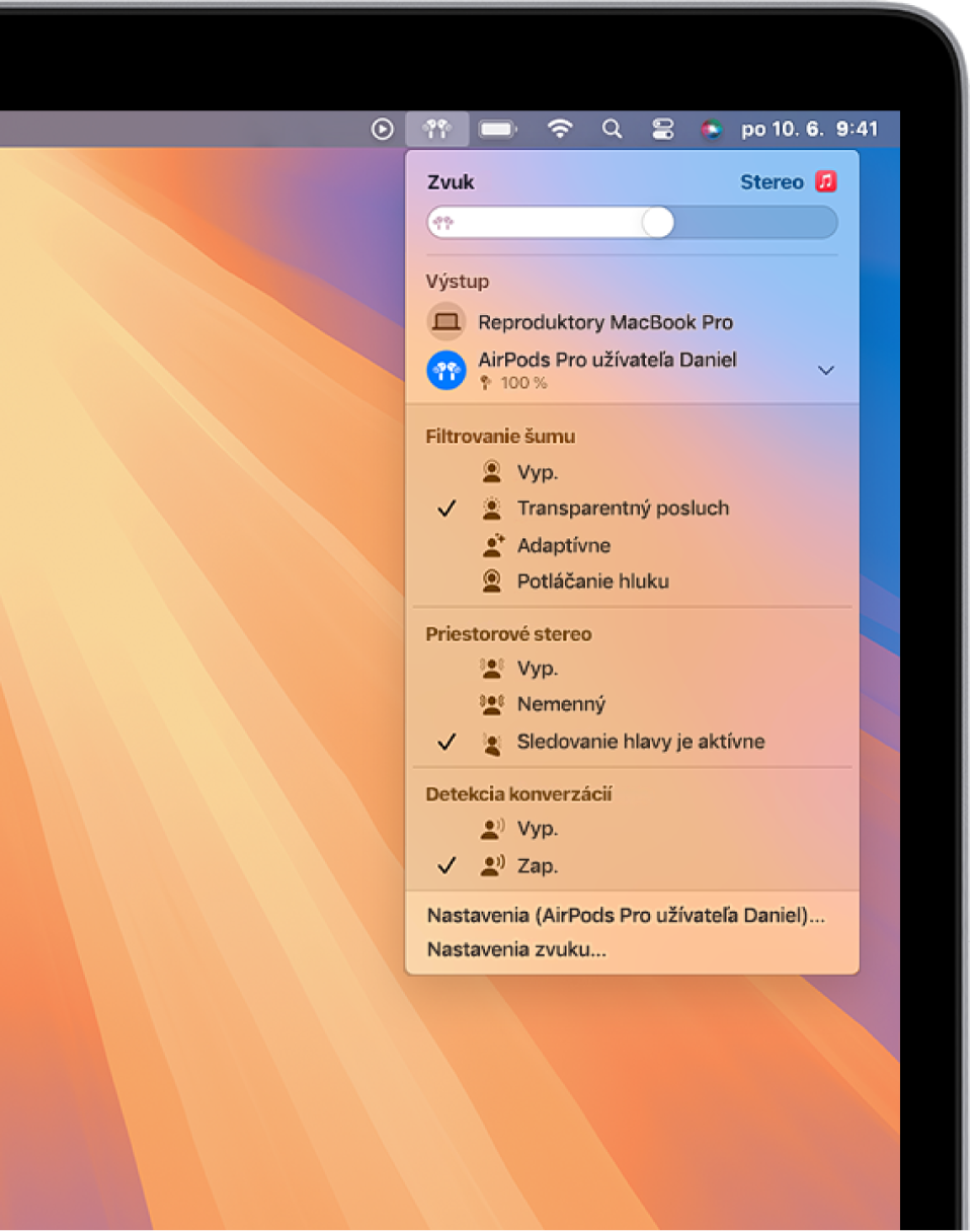 V pravom hornom rohu lišty na Macu je vybraná ikona AirPodov. Pre AirPody Pro je v časti Filtrovanie šumu vybraná možnosť Transparentný posluch a v časti Priestorový zvuk je vybrané Sledovanie hlavy.