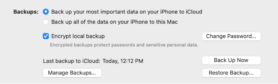 Für die Optionen zum Sichern der Daten von einem Gerät werden zwei Tasten angezeigt, mit denen du wählen kannst, ob die Sicherung in iCloud oder auf dem Mac erfolgen soll. Außerdem werden das Feld „Lokales Backup verschlüsseln“ zum Verschlüsseln der Backup-Daten sowie weitere Tasten zum Verwalten der Backups, Wiederherstellen aus einem Backup und Starten eines Backups angezeigt.