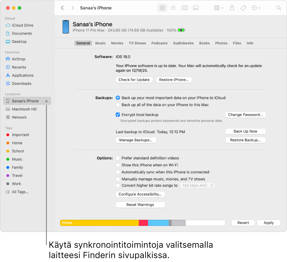 Laite on valittuna Finderin sivupalkissa ja ikkunassa näkyvät synkronointivalinnat.