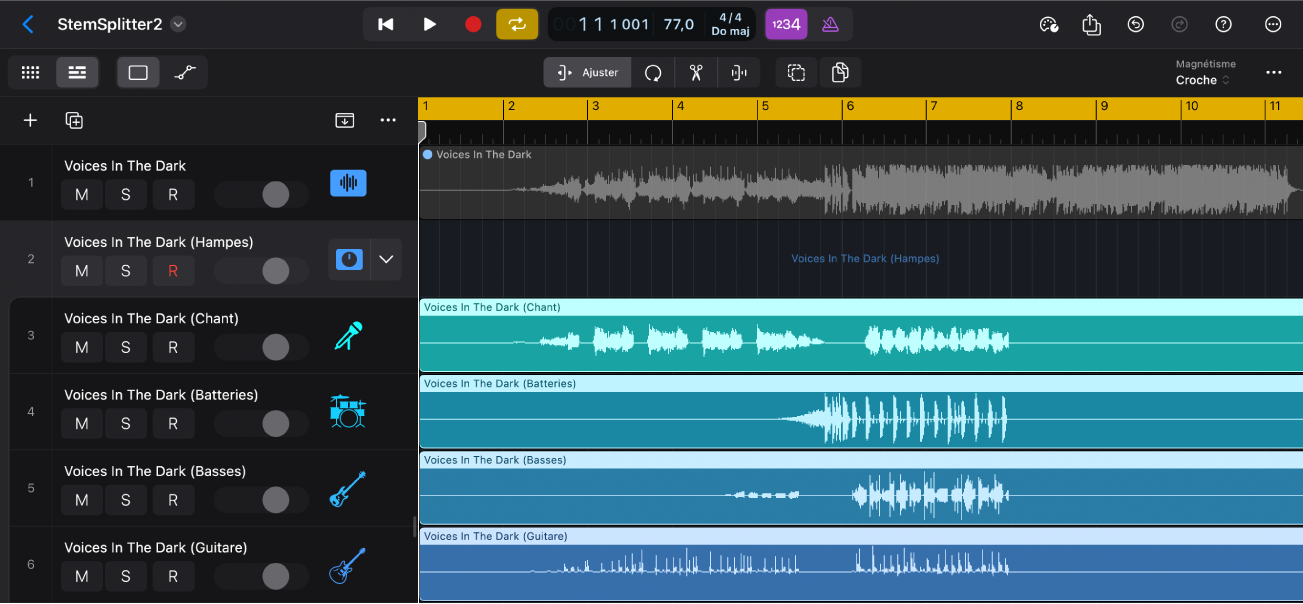Figure. La zone Pistes montrant la région audio sélectionnée et la pile de sommation avec des stems sous forme de régions audio dans les sous-pistes.