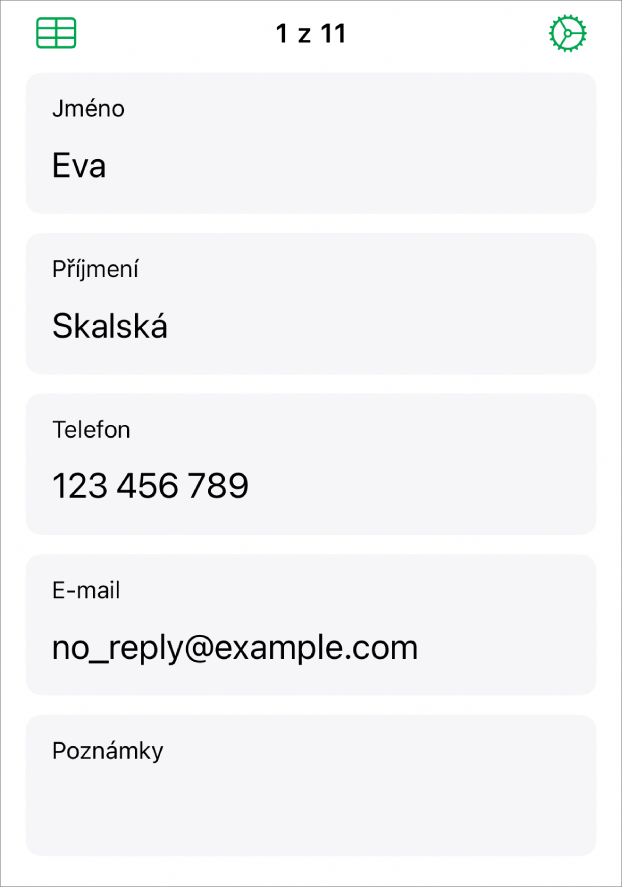 Formulář, v němž každý záznam obsahuje pole pro jméno, telefonní číslo, e-mailovou adresu a další údaje. A také ovládací prvky pro zobrazení sdružené tabulky a ovládacích prvků pro nastavení formuláře.