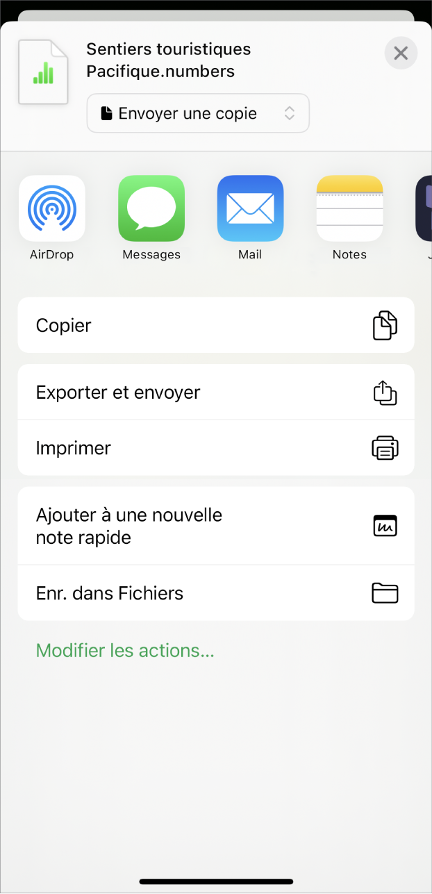 La fenêtre Numbers affichant le menu Partager, avec les options d’envoyer une copie de la feuille de calcul ou de l’exporter et de l’envoyer dans un format différent, ou d’imprimer ou d’enregistrer la feuille de calcul dans l’app Fichiers.