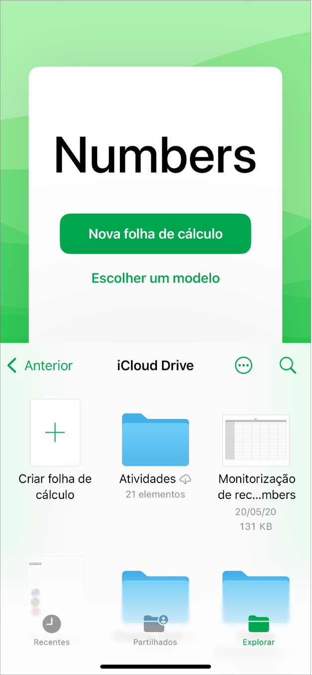 O gestor de documentos do Numbers com botões para criar uma nova folha de cálculo ou escolher um modelo na parte superior do ecrã, e os controlos para abrir folhas de cálculo guardadas na parte inferior.
