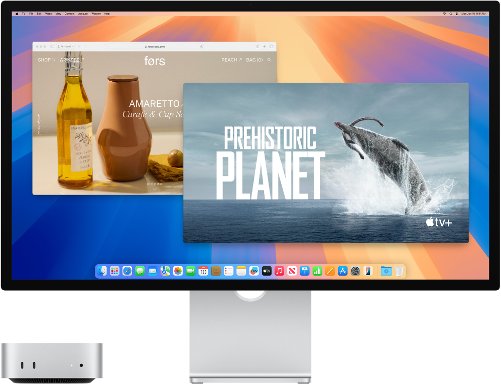 나란히 놓여 있는 Mac mini와 Apple Studio Display.