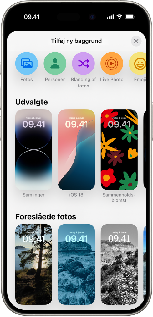 Skærmen Tilføj ny baggrund viser et galleri med baggrunde, der kan bruges til at tilpasse iPhone-låseskærmen i kategorier som Udvalgte og Foreslåede fotos. Øverst findes knapper til tilføjelse af en baggrund med fotos, personer, en blanding af fotos, emoji eller en vejrudsigt.