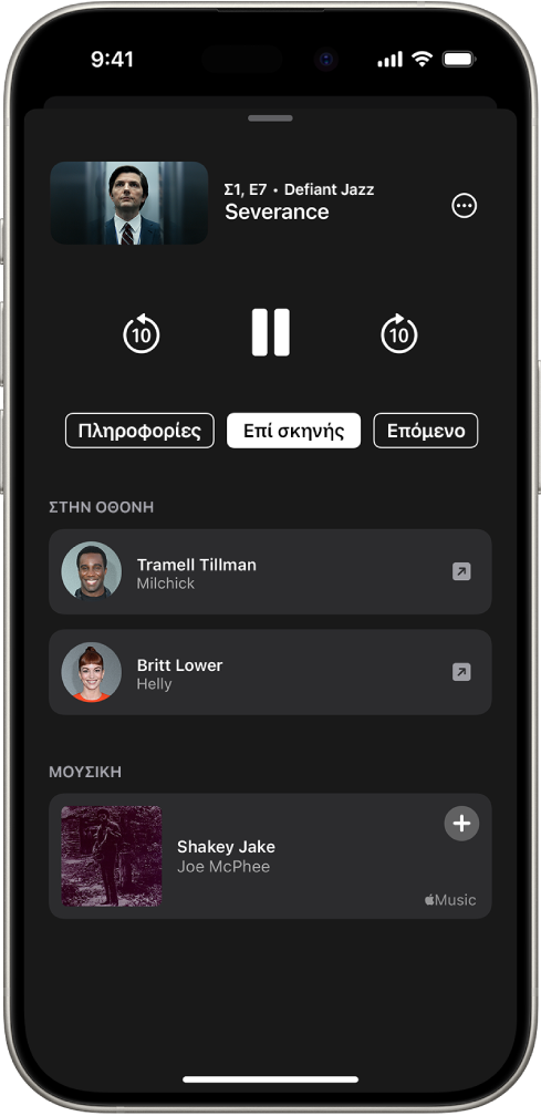 Η οθόνη «Επί σκηνής» στην εφαρμογή Apple TV που εμφανίζει τους ηθοποιούς και τη μουσική που αναπαράγεται στην εκπομπή από πάνω.