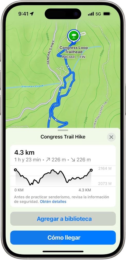 Un mapa topográfico en la app Mapas mostrando una ruta de senderismo. En la parte inferior de la pantalla hay una gráfica de elevación, el botón Agregar a biblioteca y el botón Cómo llegar.