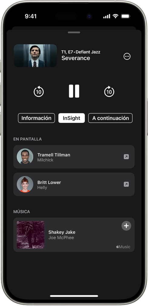 La pantalla de InSight en la app Apple TV muestra a los actores y la música que se están reproduciendo en el programa que está arriba.