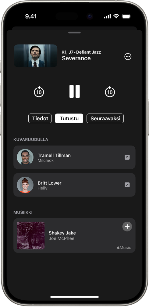 Apple TV -apin Tutustu-näkymä, jossa näkyvät yllä toistettavan ohjelman näyttelijät ja taustamusiikki.