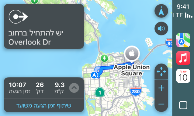 CarPlay מציג את ״מפות״, ״מוזיקה״ ו״הודעות״ בסרגל הצד. משמאל רואים מסלול ניווט מפארק Apple ל-Apple Union Station.