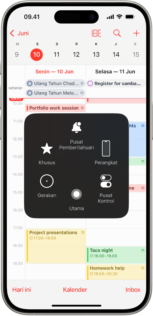 iPhone dengan menu AssistiveTouch yang terlihat yang menampilkan kontrol untuk Pusat Pemberitahuan, Perangkat, Pusat Kontrol, Rumah, Gerakan, dan Khusus.