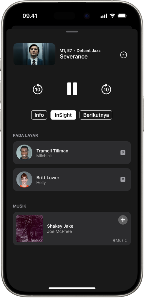 Layar InSight di app Apple TV yang menampilkan aktor dan musik yang diputar di acara di atas.