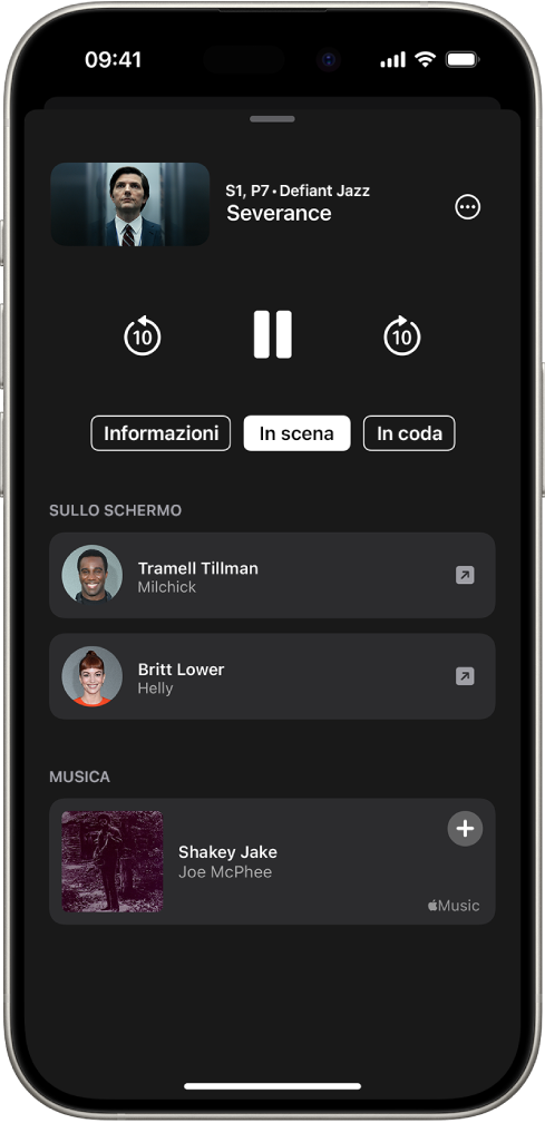 La schermata “In scena” nell’app TV che mostra il cast e la musica in riproduzione nel programma sopra.