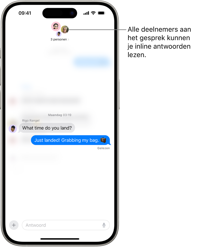 Een inline antwoord opstellen in een groepsgesprek in Berichten. Boven in het scherm staan symbolen van de personen in de groep. In de onderste helft van het scherm staat het schermtoetsenbord. Het grootste deel van het gesprek is vervaagd, behalve de specifieke tekst waarop met een inline antwoord wordt gereageerd.