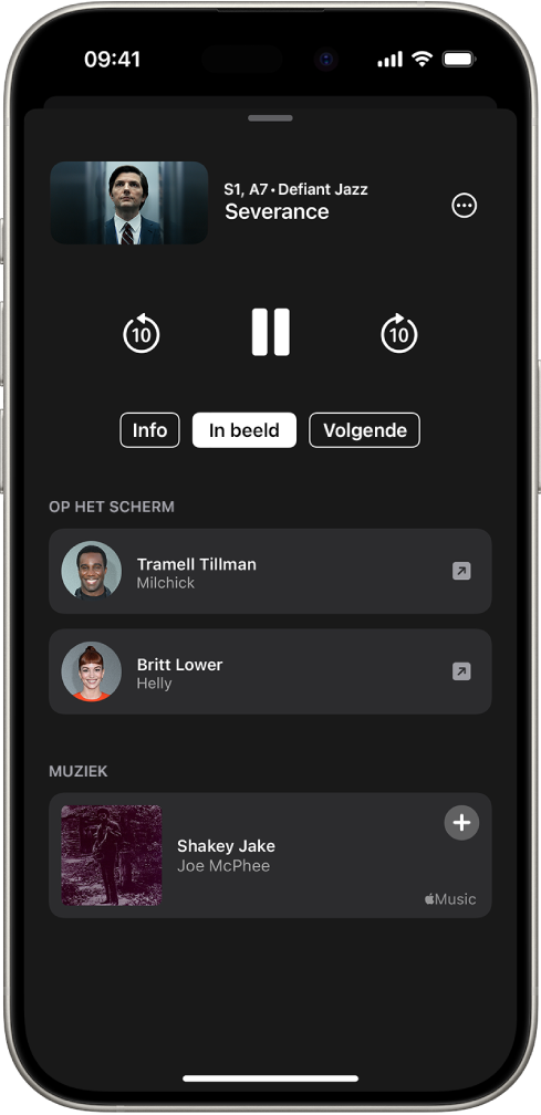 Het scherm 'In beeld' in de Apple TV-app waarin de acteurs en muziek staan uit het programma dat erboven wordt afgespeeld.