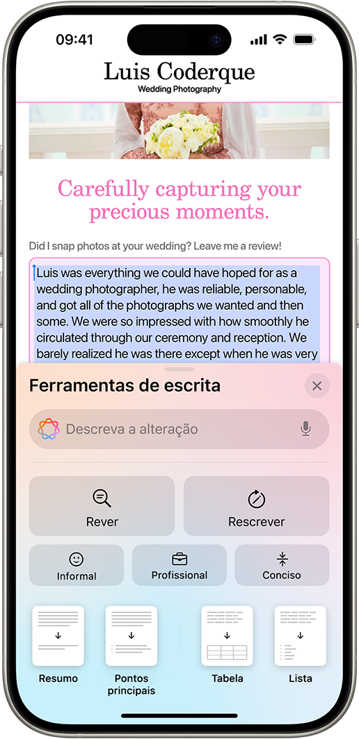 O iPhone mostra texto em destaque na parte superior do ecrã e o painel “Ferramentas de escrita” na parte inferior. O painel “Ferramentas de escrita” mostra um campo na parte superior onde descreve a alteração pretendida. Os botões aparecem por baixo dos botões “Rever” e “Rescrever”. Pode escolher um tom “Cordial”, “Profissional” ou “Conciso” sob isso e na parte inferior estão os botões “Resumo”, “Pontos principais”, “Tabela” e “Lista”.