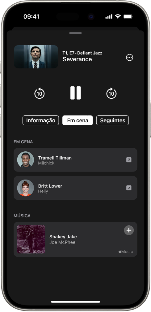 O ecrã “Em cena” na aplicação TV a mostrar na parte superior os atores e a música que está a ser reproduzida no programa.
