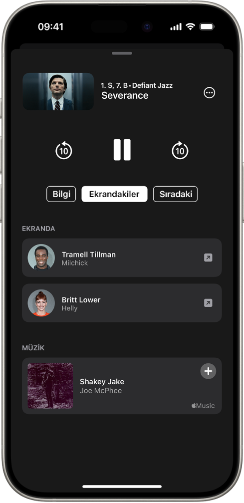 Apple TV uygulamasında yukarıdaki şovdaki oyuncuları ve çalan müziği gösteren Ekrandakiler ekranı.