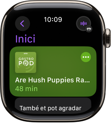 L’app Pòdcasts de l’Apple Watch amb la pantalla d’inici i la il·lustració del pòdcast. Toca la il·lustració per reproduir l’episodi.